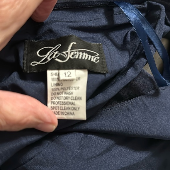 La Femme
Simply Chic Off the Shoulder Jersey Gown Size 6  or 10 or 12 navy blue - Picture 9 of 9